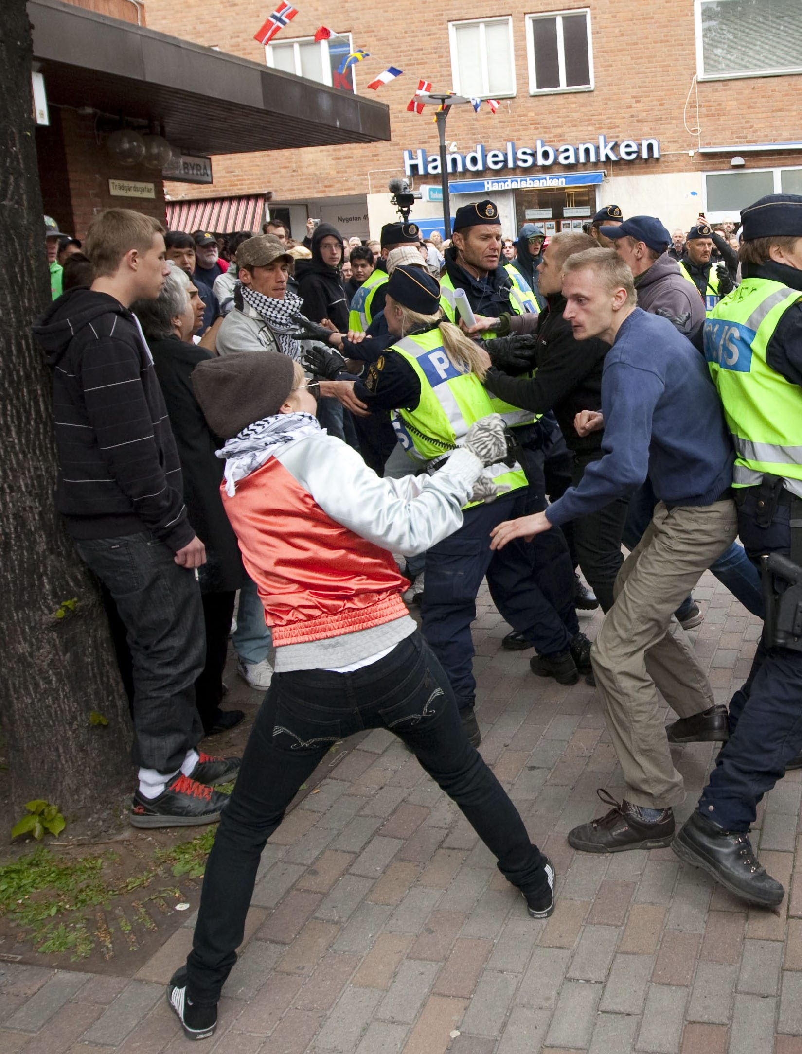 De har flera gånger deltagit i demonstrationer som urartat. De har flera gånger deltagit i demonstrationer som urartat.